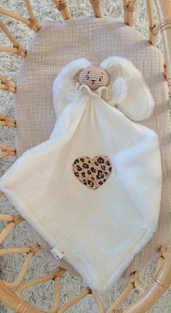 đ° Doudou Lapin Oreilles et Coeur
